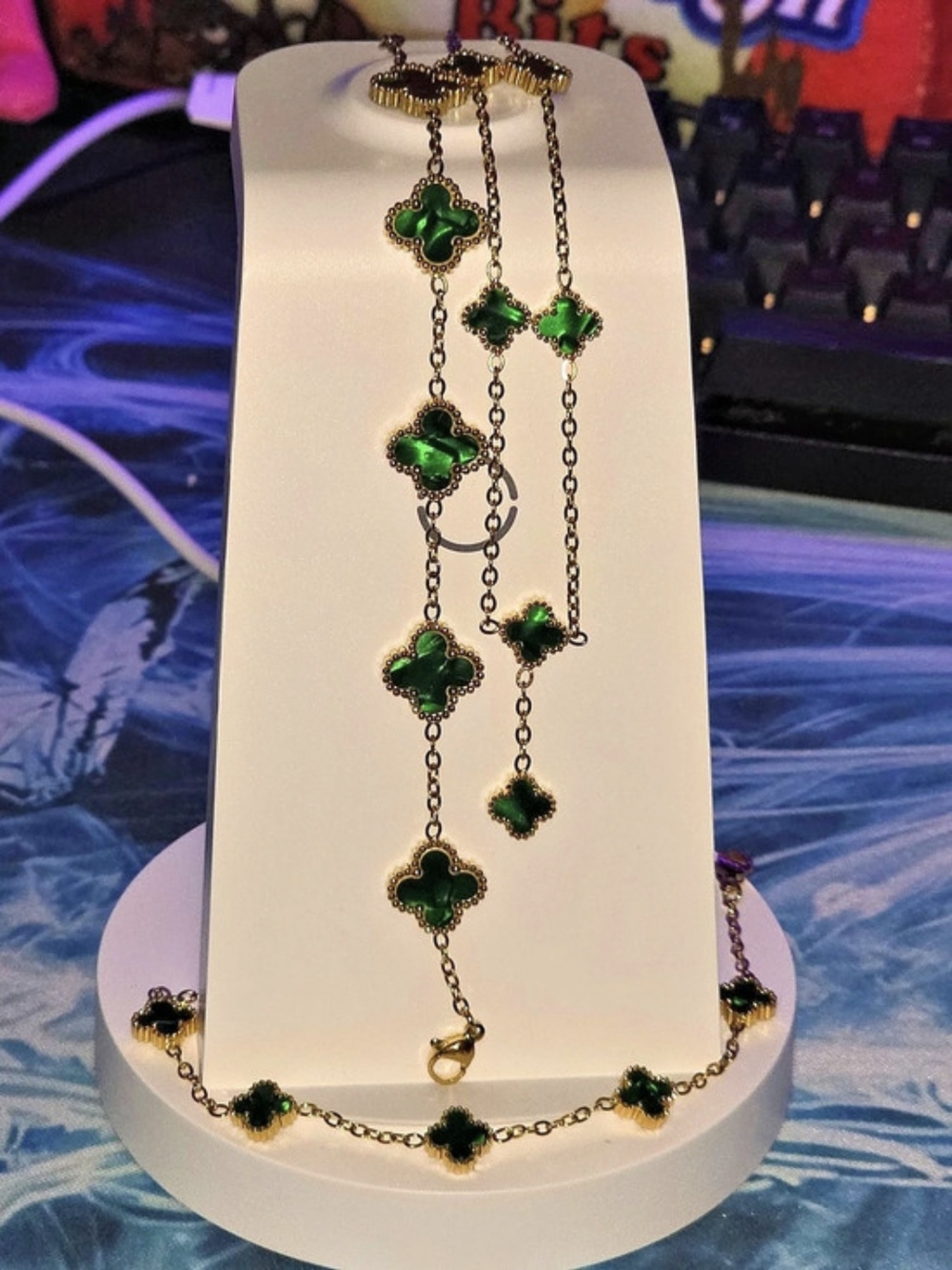 Green Clover Pendant Necklace Set Like New